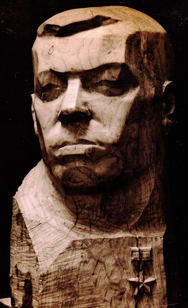 Bust of WWII War Hero M. Sheykin. Wood. Permanent collection at Museum of Art Fund of Ukraine, Kiev. Valeri Sokolovski. Бюст Героя Второй Мировой Войны М.  Шейкина. Дерево. Валерий Соколовский.